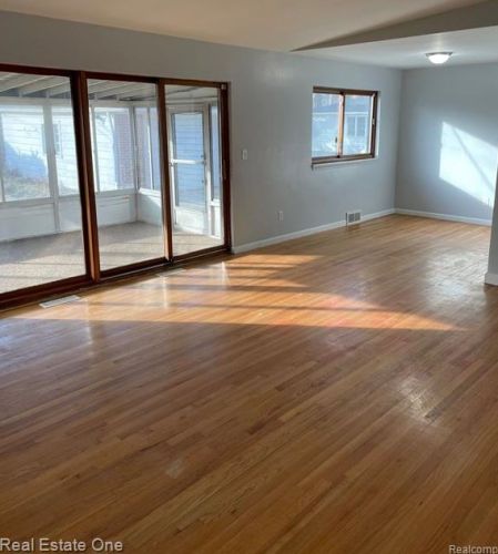 6845 Plainfield St, Dearborn Heights MI  48127-1922 exterior