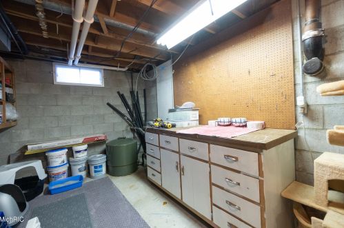 1154 Cadillac Dr, Meskegon MI 49445-1917 exterior