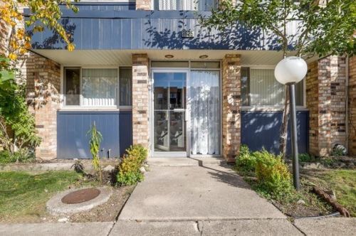 8625 Foster Ave, Chicago, IL 60656-2745