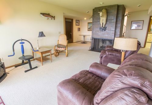 300 Cir Dr, Meskegon MI 49445-2712 exterior