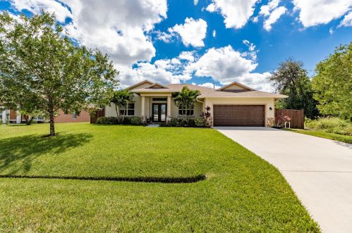 650 Mccullough Ave, Fort Pierce, FL 34953-3916