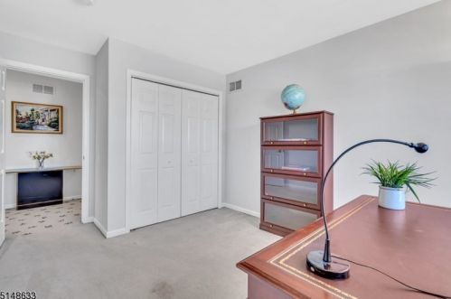 33 Heinrick Way, Bridgewater NJ 08807-5660 exterior