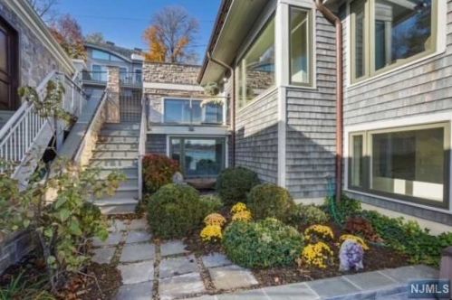 23 Shr Rd, Edgewater NJ 07020-1519 exterior