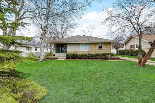 9444 Palmetto Ave, Milwaukee, WI 53222-1556