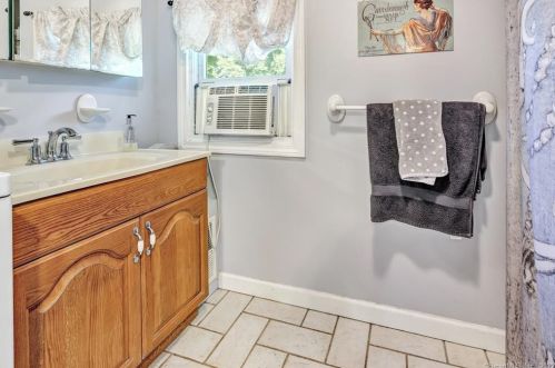 143 St, Seymour CT 06483-2910 exterior