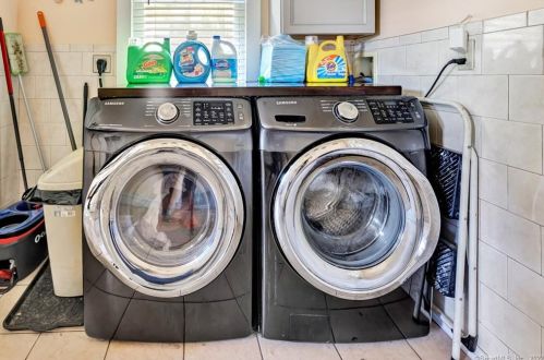 448 New Haven Ave, Derby CT 06418-2518 exterior