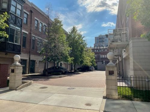 2008 Calumet Ave, Chicago, IL 60616-1407