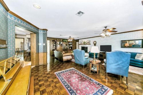 1909 Grn Oaks Dr, Irving TX 75061-2138 exterior