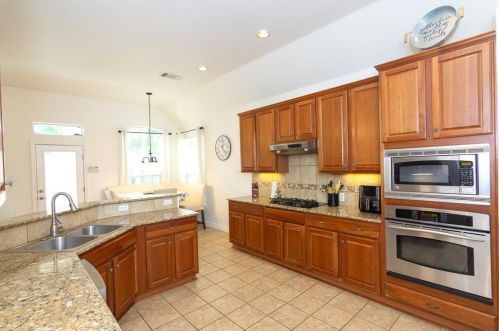 12504 Emerald Oaks Dr, Austin TX 78748 exterior