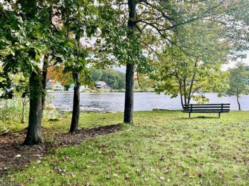 40 Oslo Dr, Rockaway NJ 07866-4239 exterior