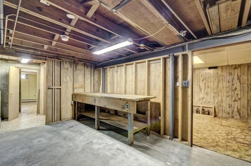 26 Iroquois Rd, Enfield CT 06082-6122 exterior