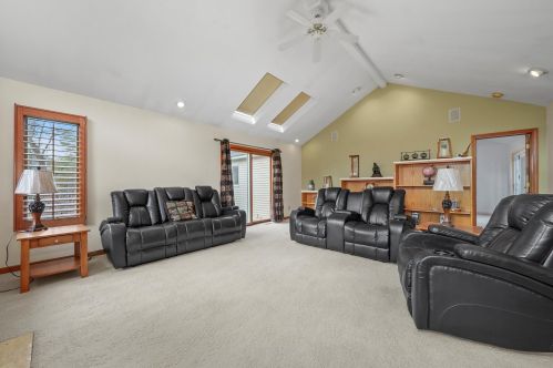 9006 Vine Ave, Bull Valley IL 60097-8243 exterior