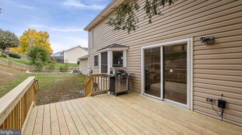 12524 Misty Water Dr, Herndon VA 20170-5702 exterior