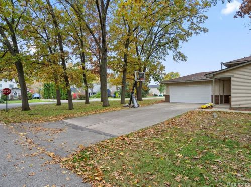8076 Eldora Blvd, Commerce Township, MI 48382-4618