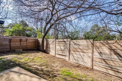 5315 Downs Dr, Austin TX 78721-2205 exterior