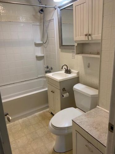 1401 Eastern Pl, Grand Rapids MI 49505-5283 exterior