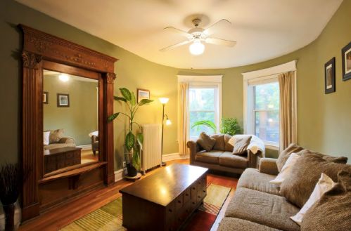 923 Sheridan Rd, Chicago, IL 60613-5048