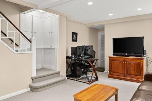 1 Elizabeth Pl, Armonk NY 10504-1428 exterior