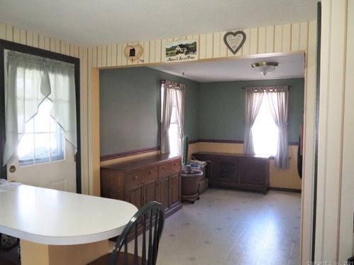 94 Hawthorne St, Manchester CT 06042-3021 exterior