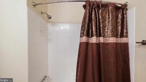 868 Broadmoor Rd, Huntingdon Valley PA 19006-2803 exterior