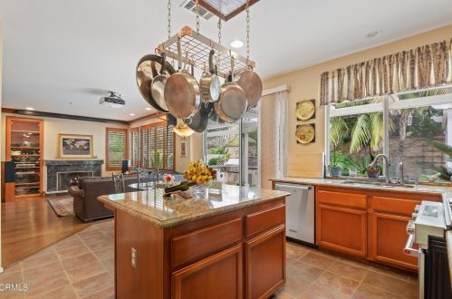 2412 Larkhaven Ln, Oxnard CA 93036-6248 exterior