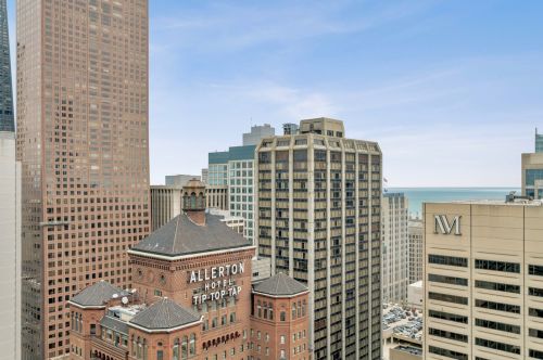 118 Erie St, Chicago IL 60654-3704 exterior