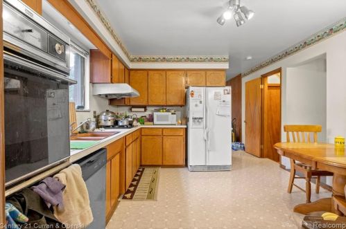 5975 Hubbell St, Dearborn Heights MI 48127-2445 exterior