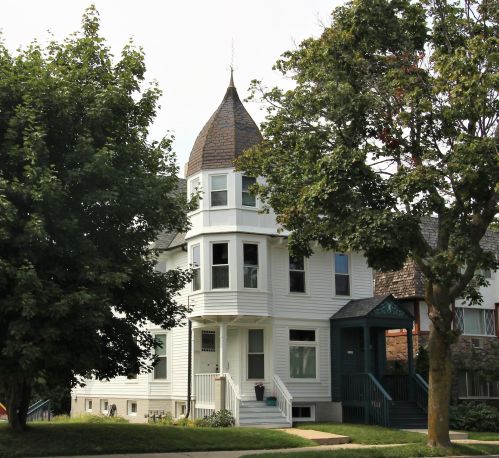 2505 Oakland Ave, Milwaukee WI 53211-3931 exterior