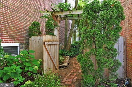 320 2 St, Media PA 19063-3032 exterior