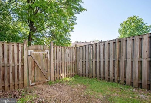 6839 Heatherway Ct, Alexandria VA 22315-3942 exterior