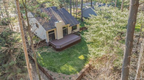 4082 Pinestead Dr, Walled Lake MI 48390-1344 exterior