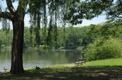 6495 Broadway, Bronx NY 10471-2728 exterior