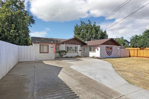 990 Julian St, Turlock, CA 95380-3816