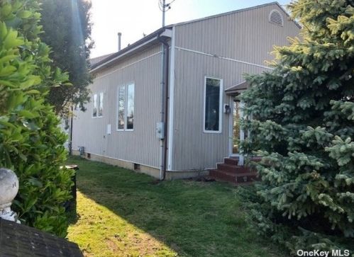 46 Lucerne Dr, Babylon, NY 11704-8122