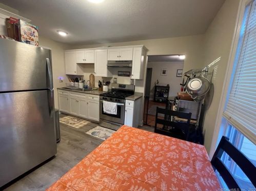 89 Old Broadway, North Haven CT 06473-1606 exterior