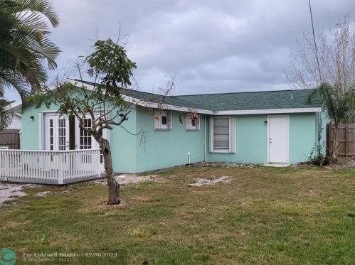 364 Airoso Blvd, Fort Pierce FL  34983-2029 exterior