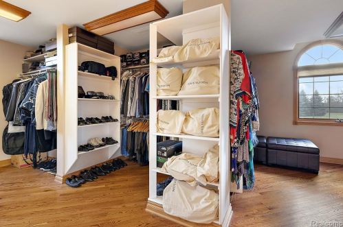 2384 Pebble Crk Dr, Rochester MI 48363-2228 exterior