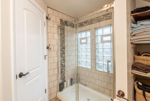 2905 Hackett Ave, Milwaukee WI 53211-3442 exterior