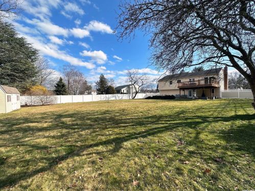 4 Cutchogue Ln, Commack NY  11725-4207 exterior