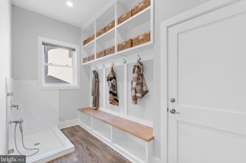 6714 Van Fleet Dr, Mc Lean VA  22101-5140 exterior