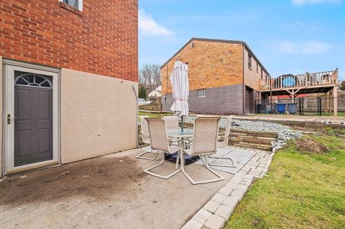 222 Meadowdell Dr, Pittsburgh PA  15227-4018 exterior