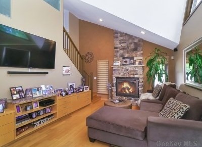 8 White Spruce Cir, Commack NY 11725-4323 exterior