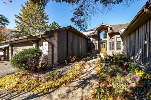 902 Highview Cir, Saint Paul, MN 55118-3687