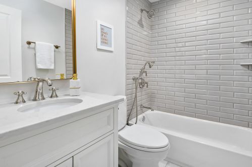 1923 Wellington Ave, Chicago IL 60618-7821 exterior