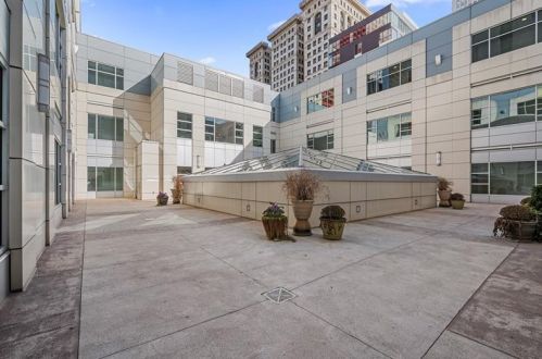 301 5th Ave, Pittsburgh PA  15222-2420 exterior