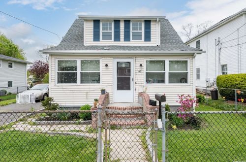 43 9th Ave, Huntington Station, NY 11746-2219