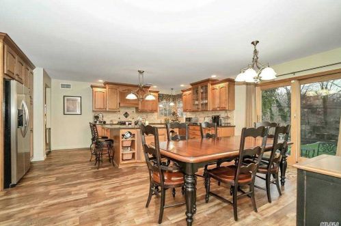 9 Laurel Ln, Commack NY 11725-4110 exterior