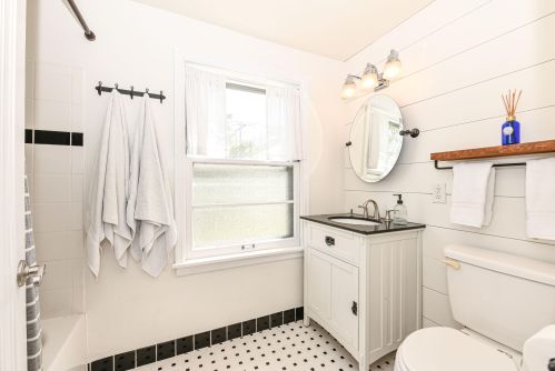 1206 121, Milwaukee WI 53226-3109 exterior