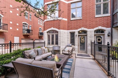 308 17th St, Chicago, IL 60616-1157