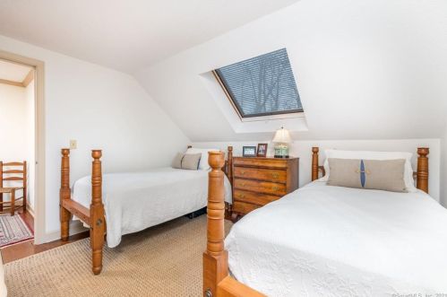 136 Mtn Spg Rd, Farmington CT 06032-1612 exterior